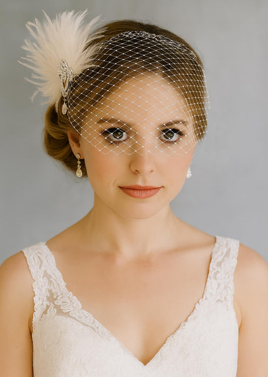 Elegant Feather & Pearl Bridal Hairpiece: Vintage-Inspired Wedding Fascinator