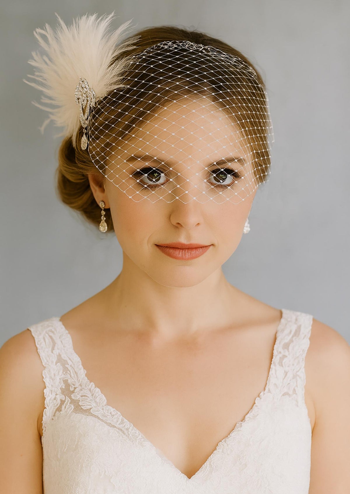 Elegant Feather & Pearl Bridal Hairpiece： Vintage-Inspired Wedding Fascinator
